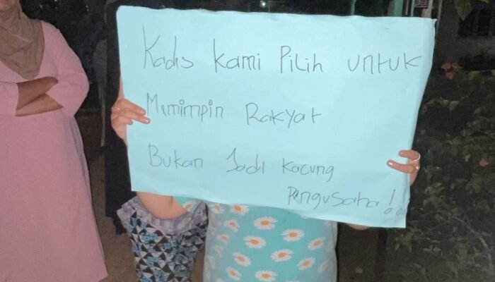 Malam Hari Warga Geruduk Rumah Kades Baskara Bakti terkait pertambangan PT. Timah di Tanah Merah