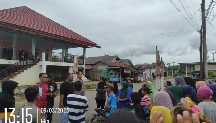 Kantor desa Baskara Bakti di demo warga terkait IUP Timah antara dusun baskara bakti dan dusun tanah merah